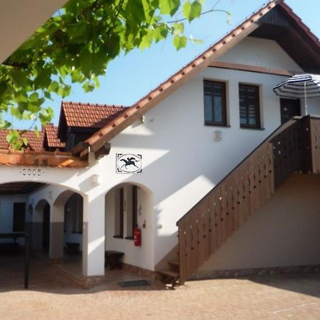 Pension Cerny Jezdec Lednice Exterior foto