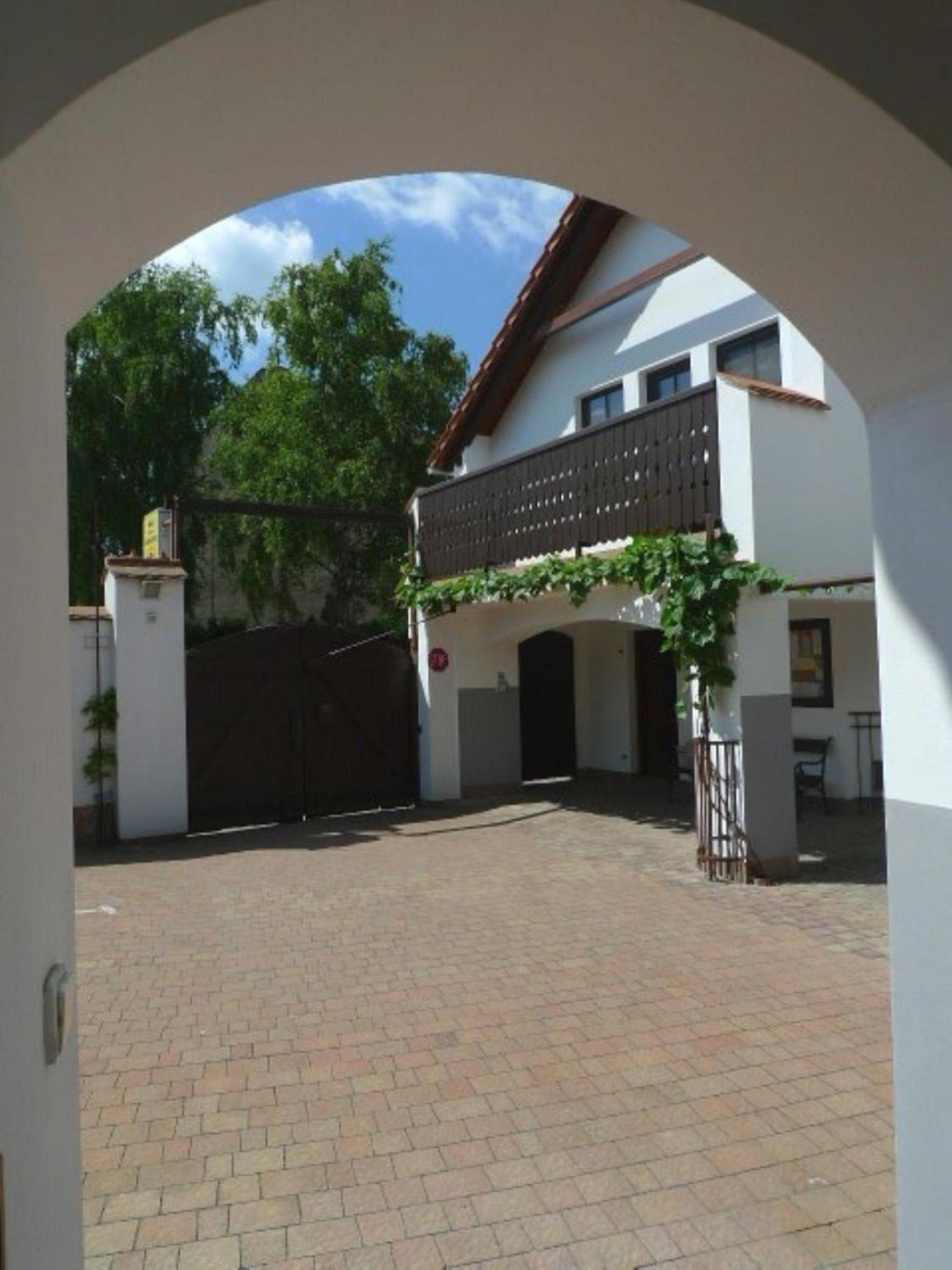 Pension Cerny Jezdec Lednice Exterior foto