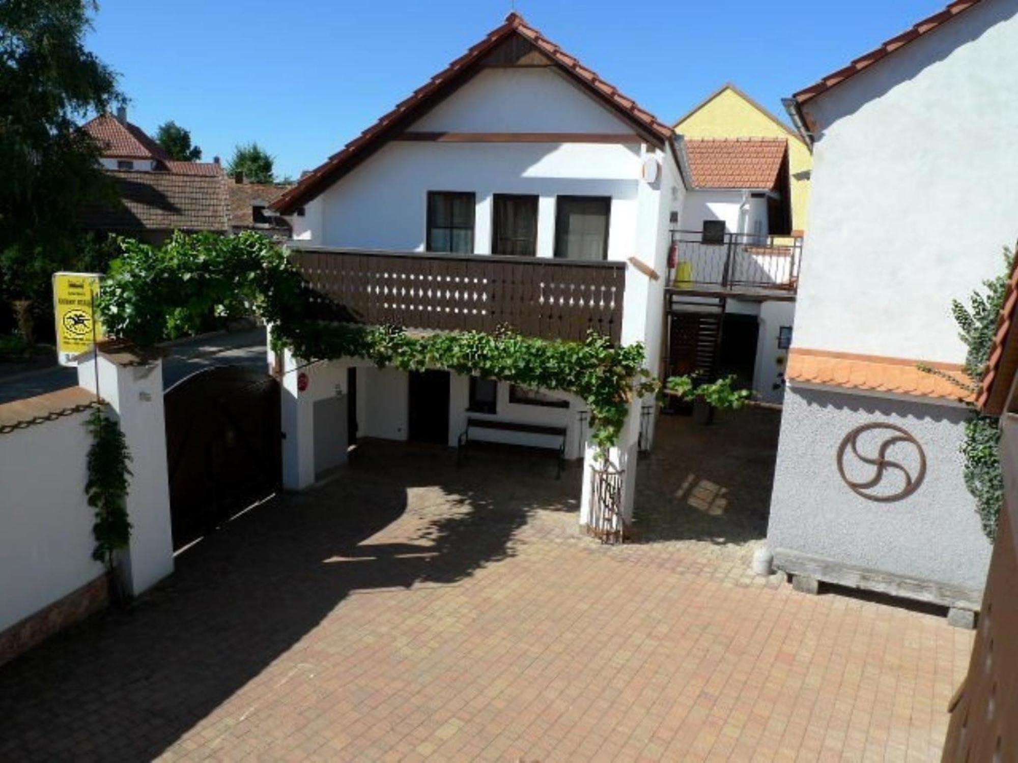 Pension Cerny Jezdec Lednice Exterior foto